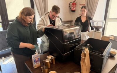Profesjonalne kroki w świecie kawy – uczniowie po kursie baristycznym